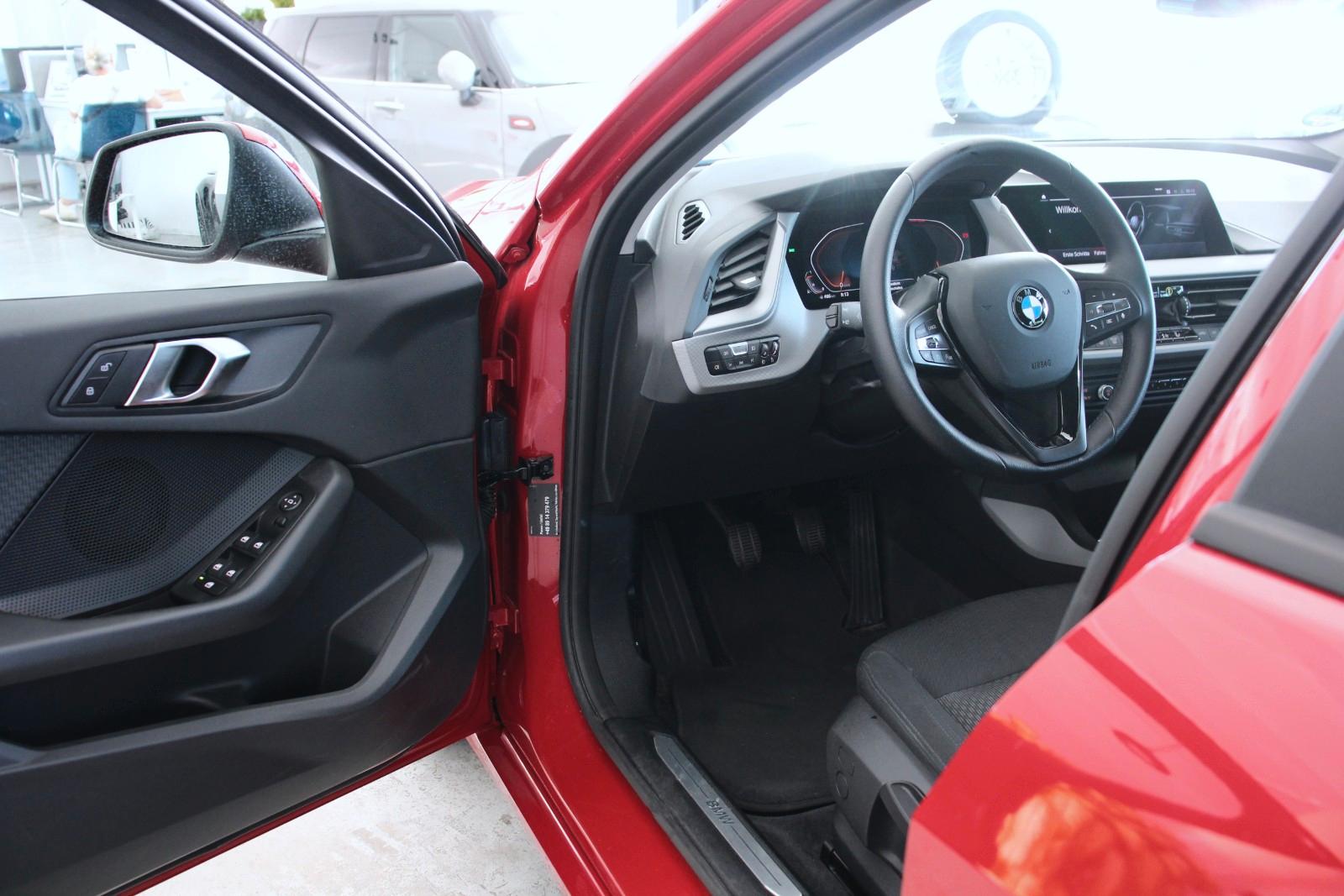 BMW 118 2022 г. Красный, пробег 36784 км