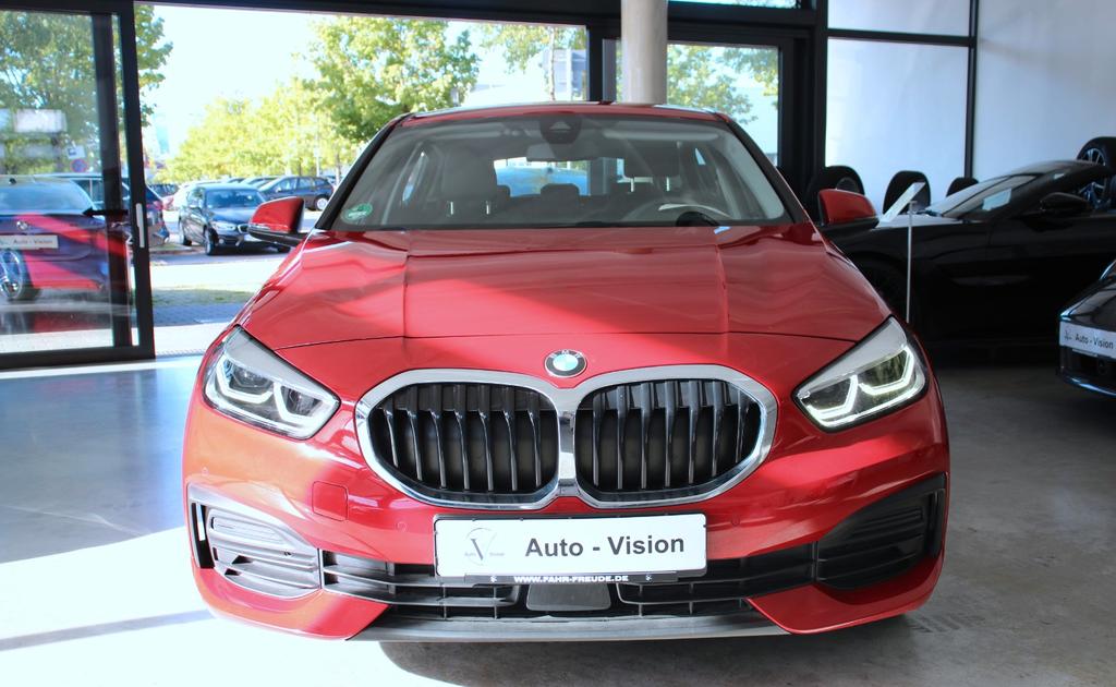 BMW 118 2022 г. Красный, пробег 36784 км