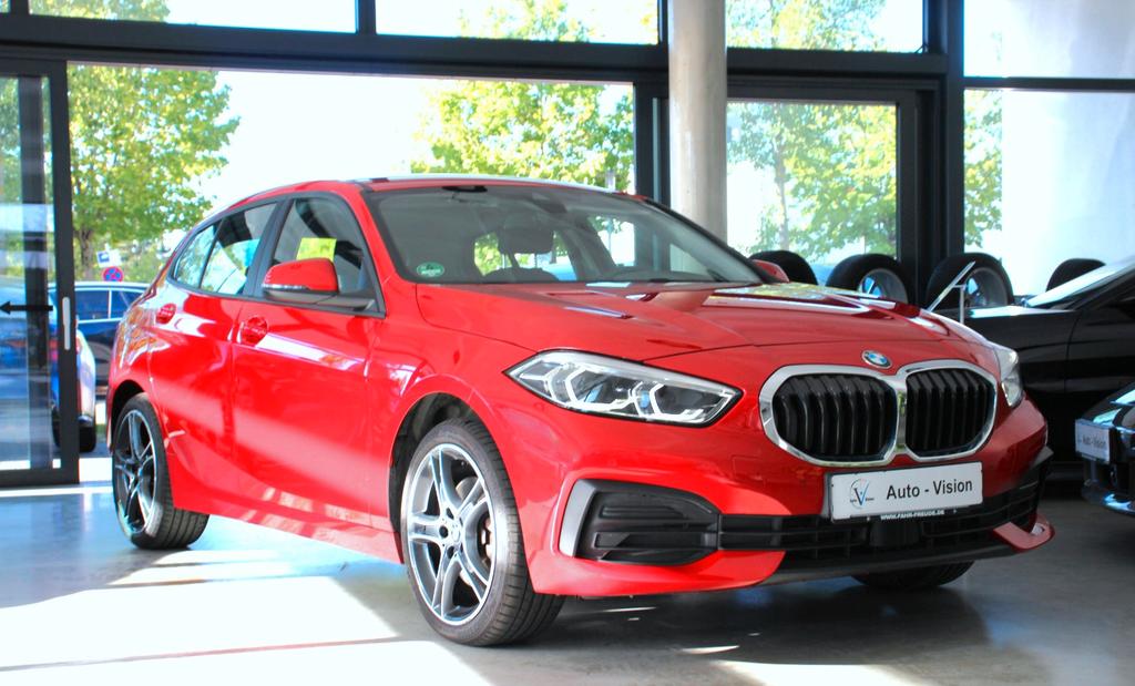 BMW 118 2022 г. Красный, пробег 36784 км