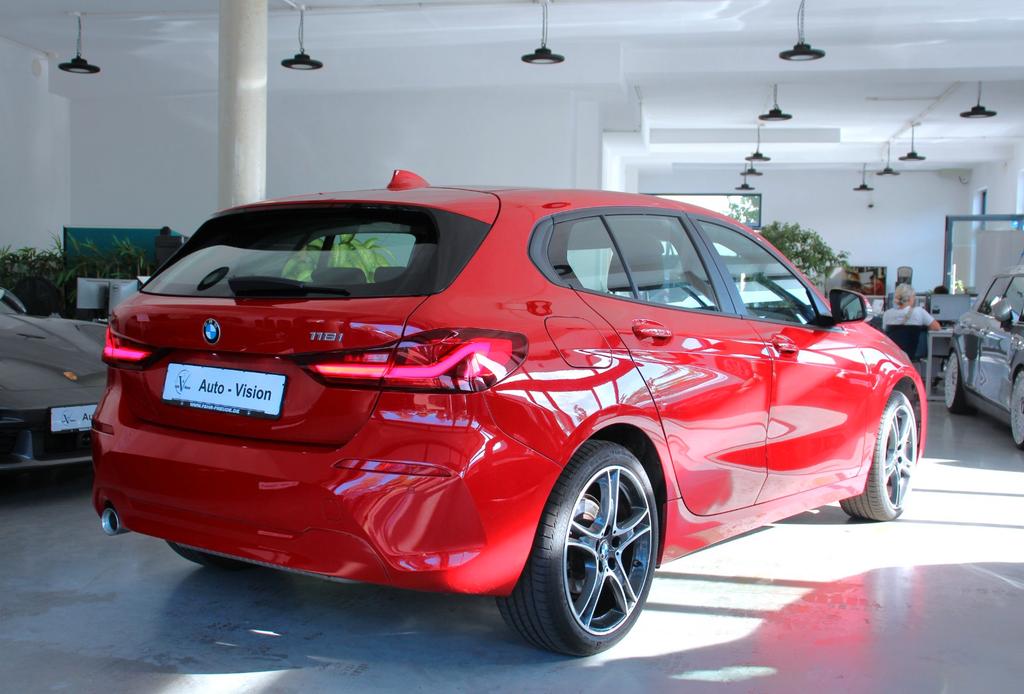 BMW 118 2022 г. Красный, пробег 36784 км
