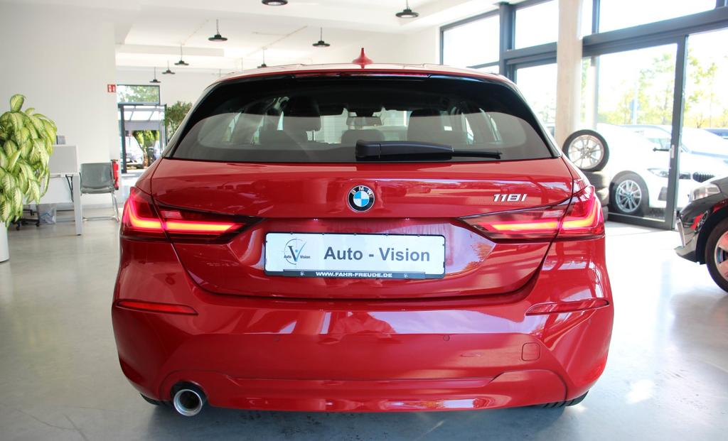 BMW 118 2022 г. Красный, пробег 36784 км