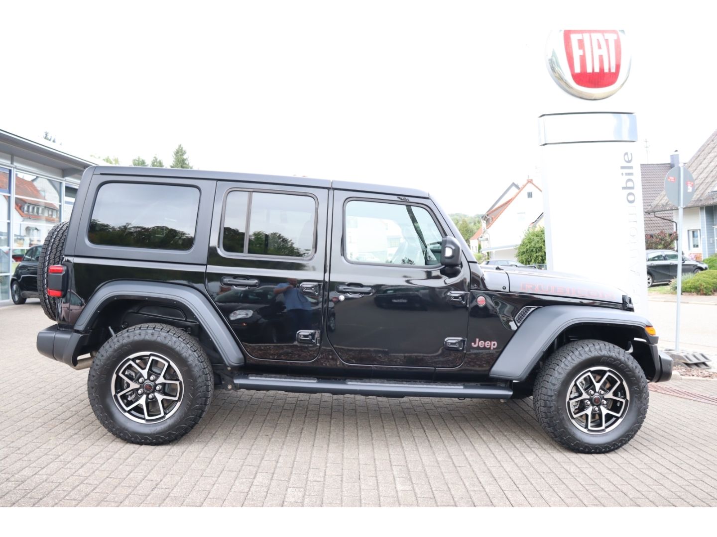 Jeep Wrangler 2024 г. Чёрный, пробег 27968 км