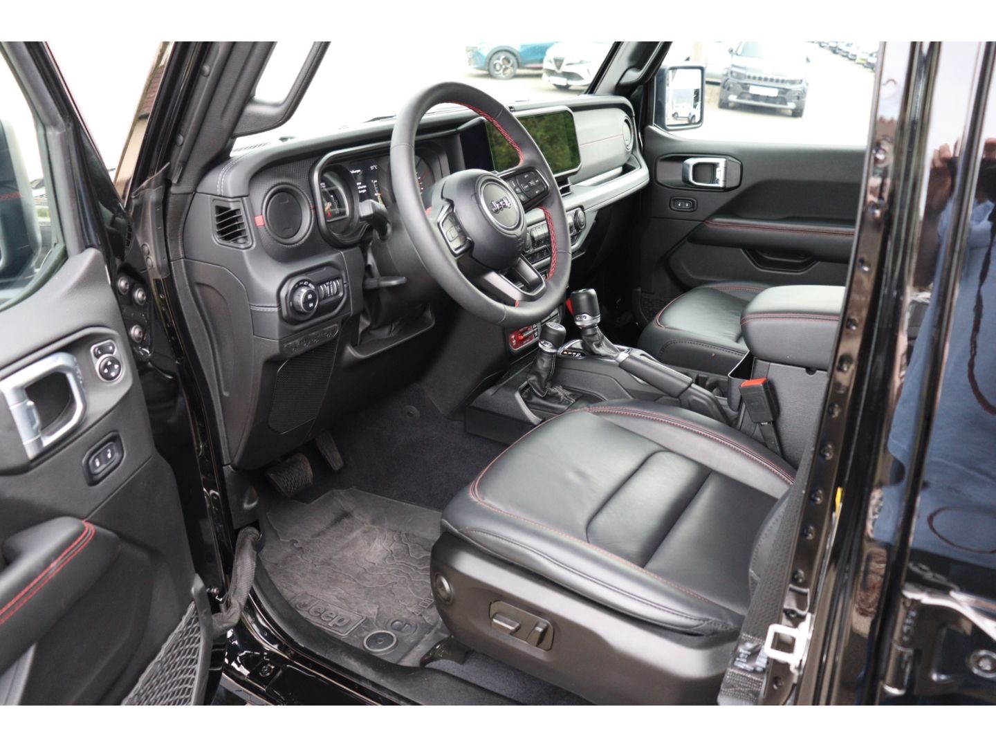 Jeep Wrangler 2024 г. Чёрный, пробег 27968 км