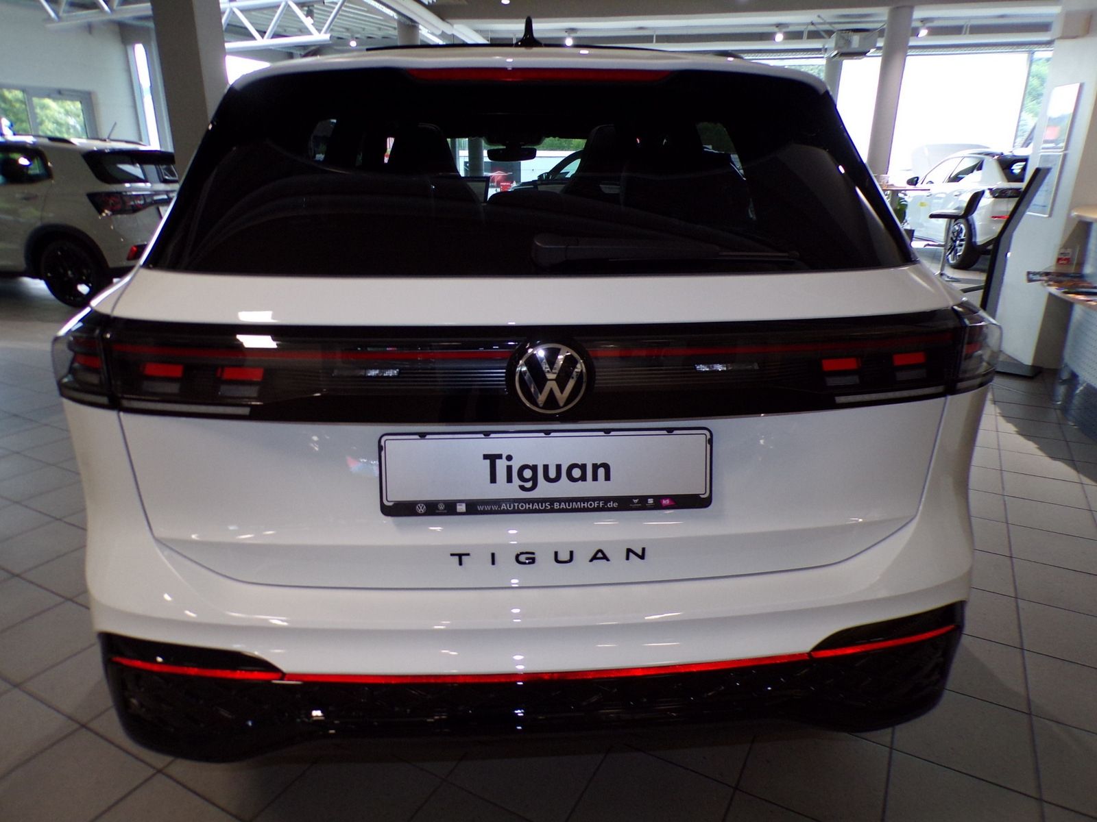 Volkswagen Tiguan 2026 г. Белый, пробег 50 км