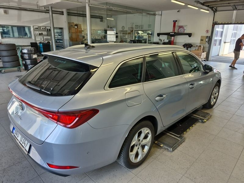 SEAT Leon 2023 г. Серебристый, пробег 49965 км