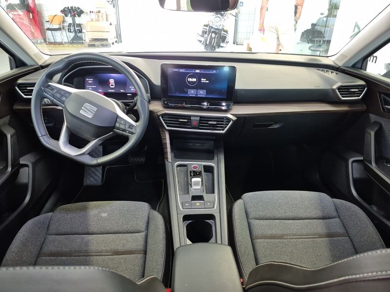 SEAT Leon 2023 г. Серебристый, пробег 49965 км