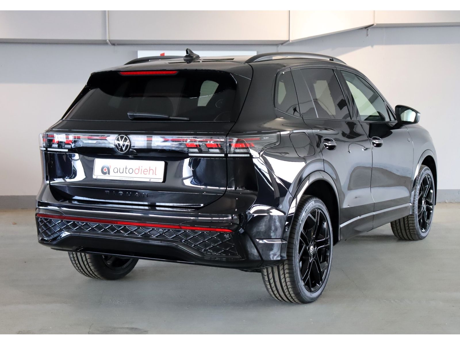 Volkswagen Tiguan 2026 г. Чёрный, пробег 28639 км