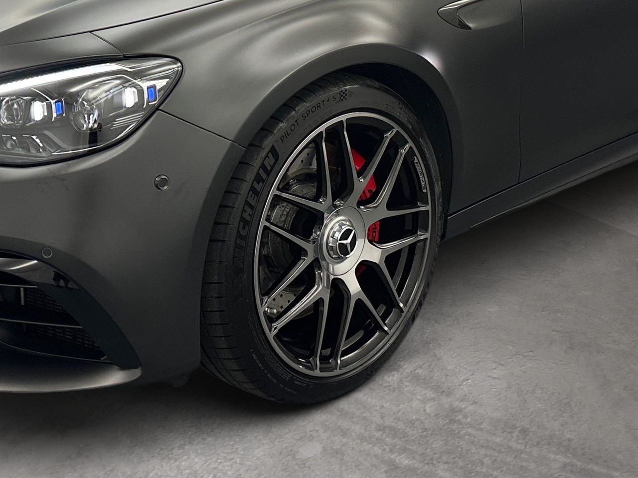 Mercedes-Benz E 63 AMG 2023 г. Серый, пробег 17863 км