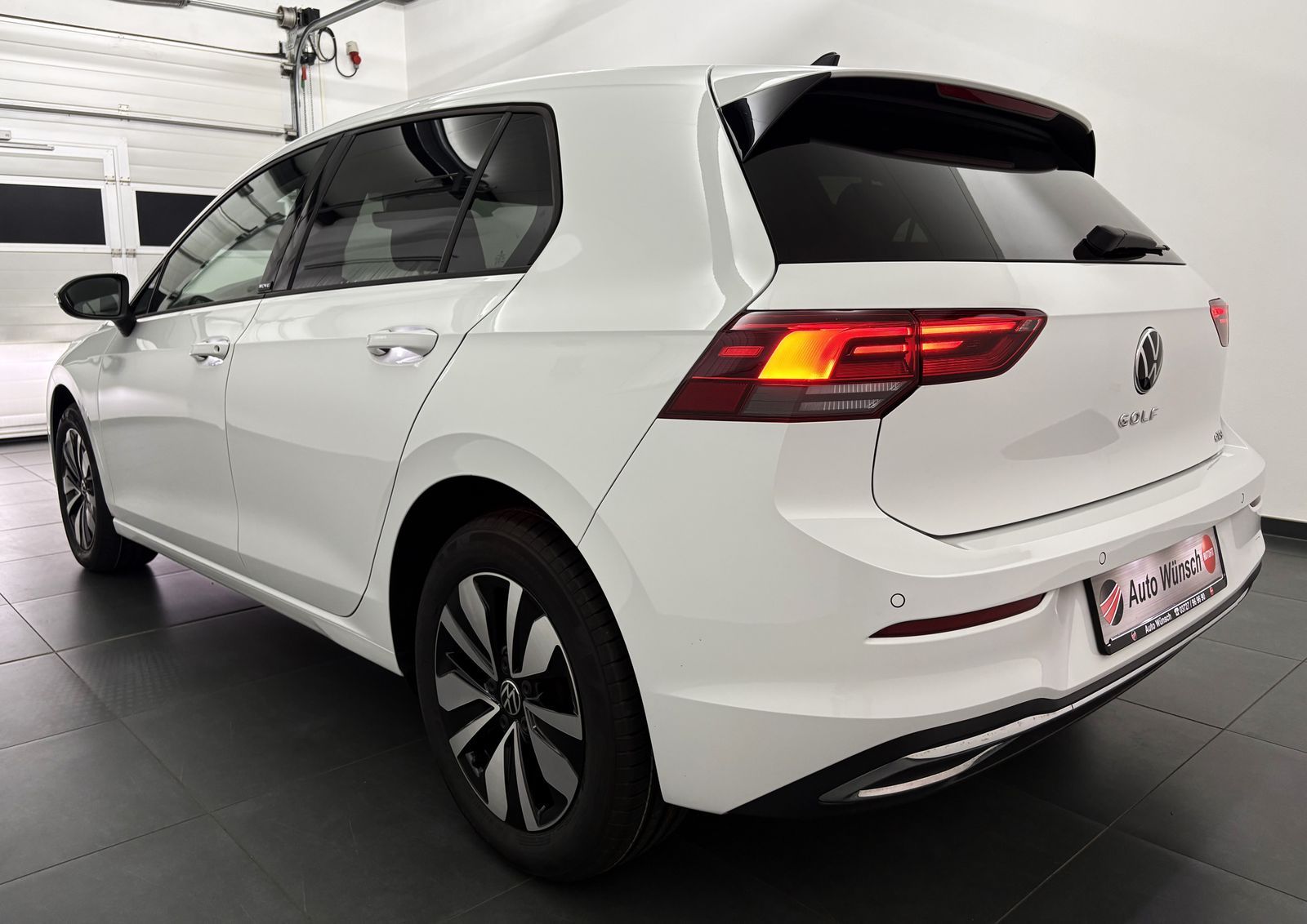 Volkswagen Golf 2023 г. Белый, пробег 31940 км