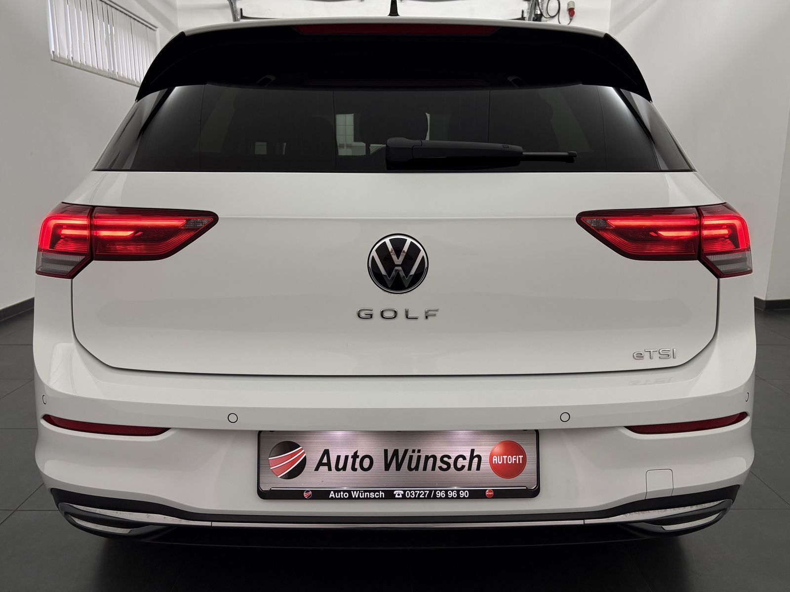 Volkswagen Golf 2023 г. Белый, пробег 31940 км