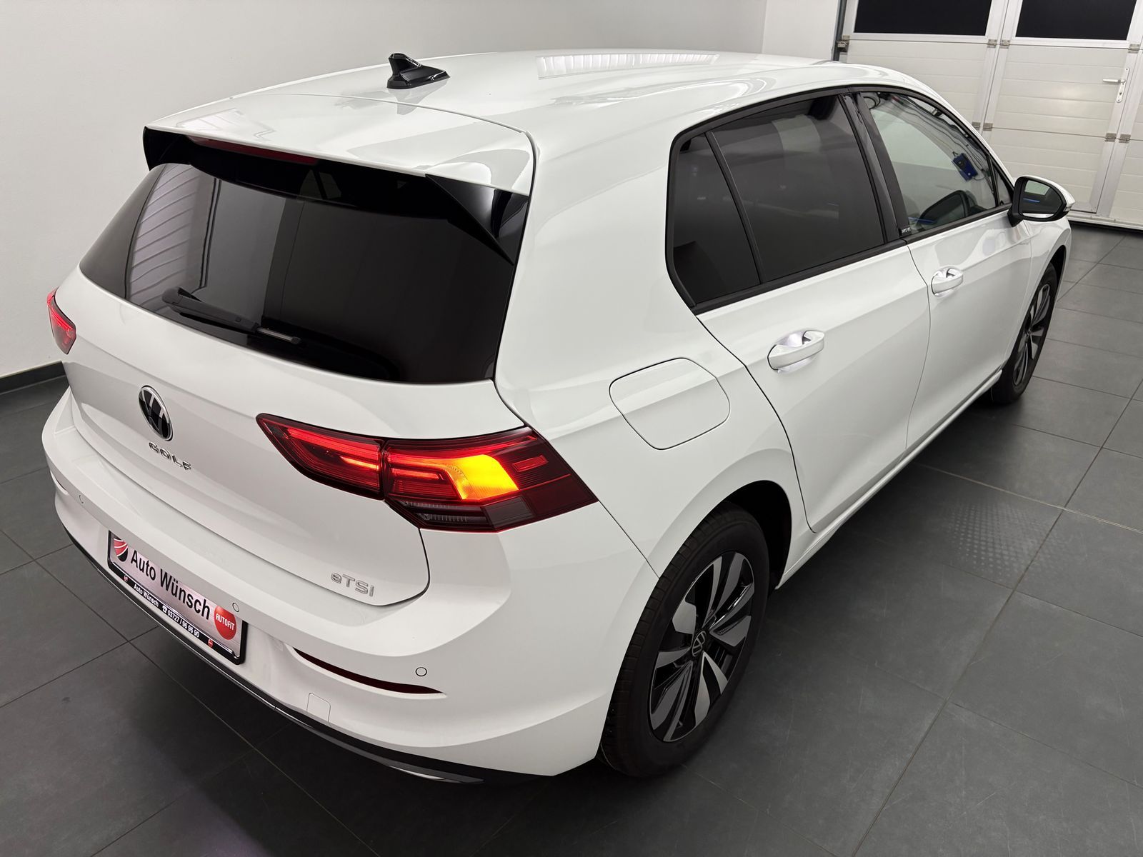 Volkswagen Golf 2023 г. Белый, пробег 31940 км