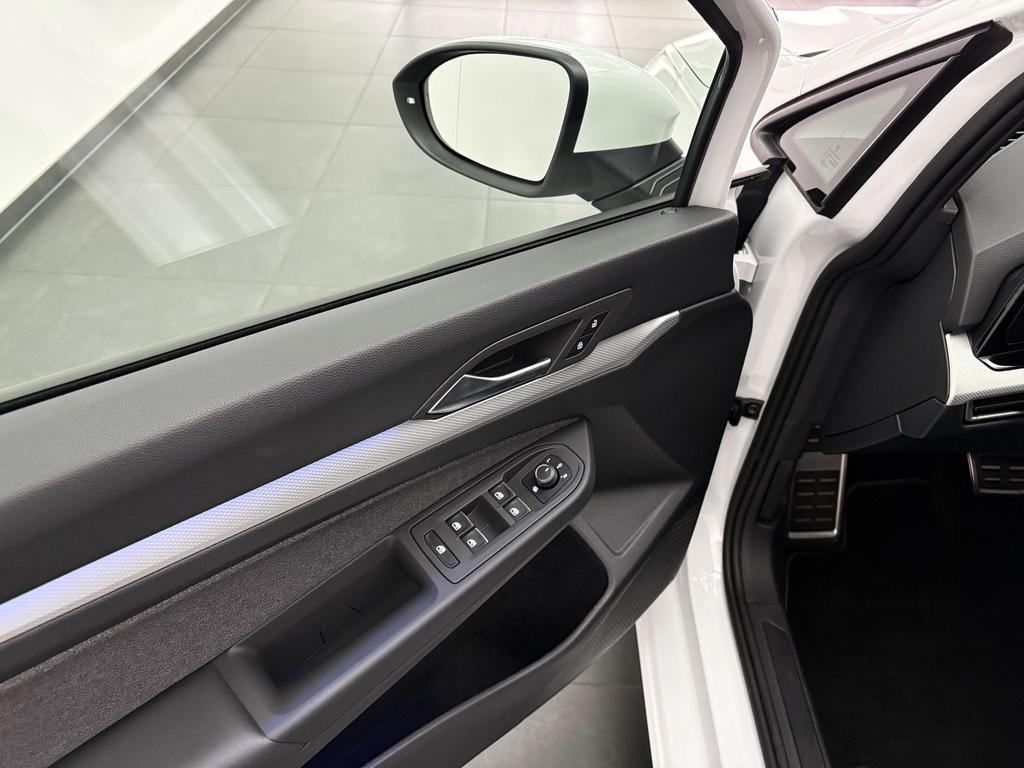 Volkswagen Golf 2023 г. Белый, пробег 31940 км