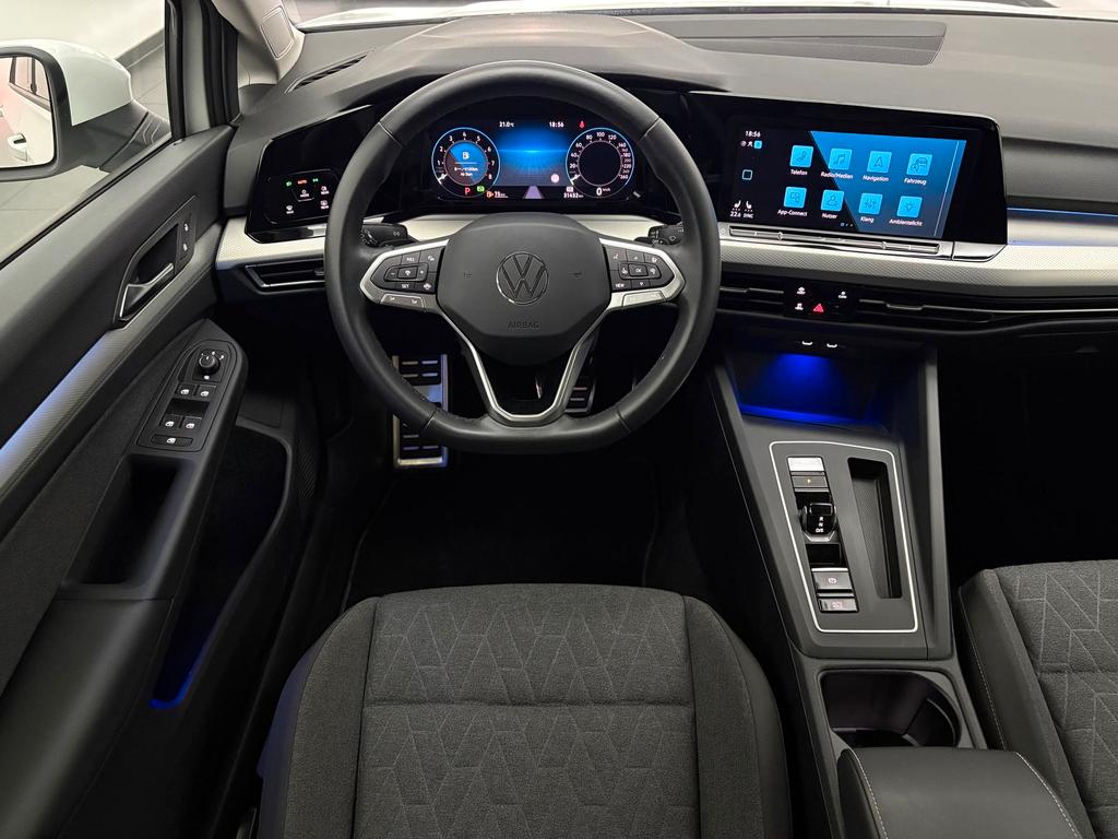 Volkswagen Golf 2023 г. Белый, пробег 31940 км