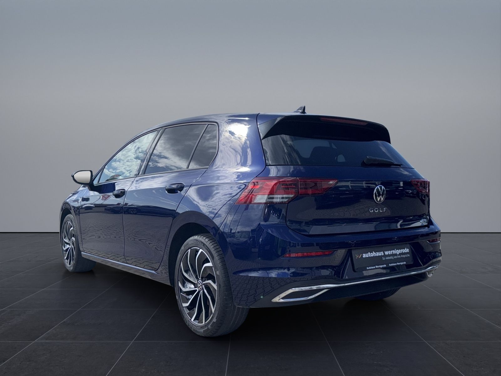 Volkswagen Golf 2023 г. Синий, пробег 55866 км
