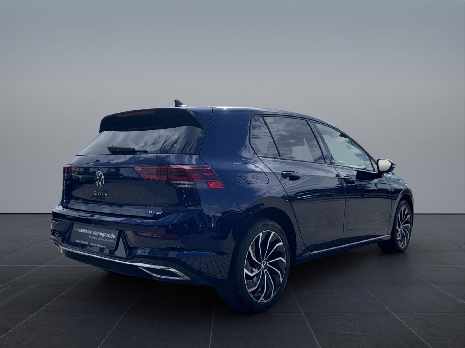 Volkswagen Golf 2023 г. Синий, пробег 55866 км