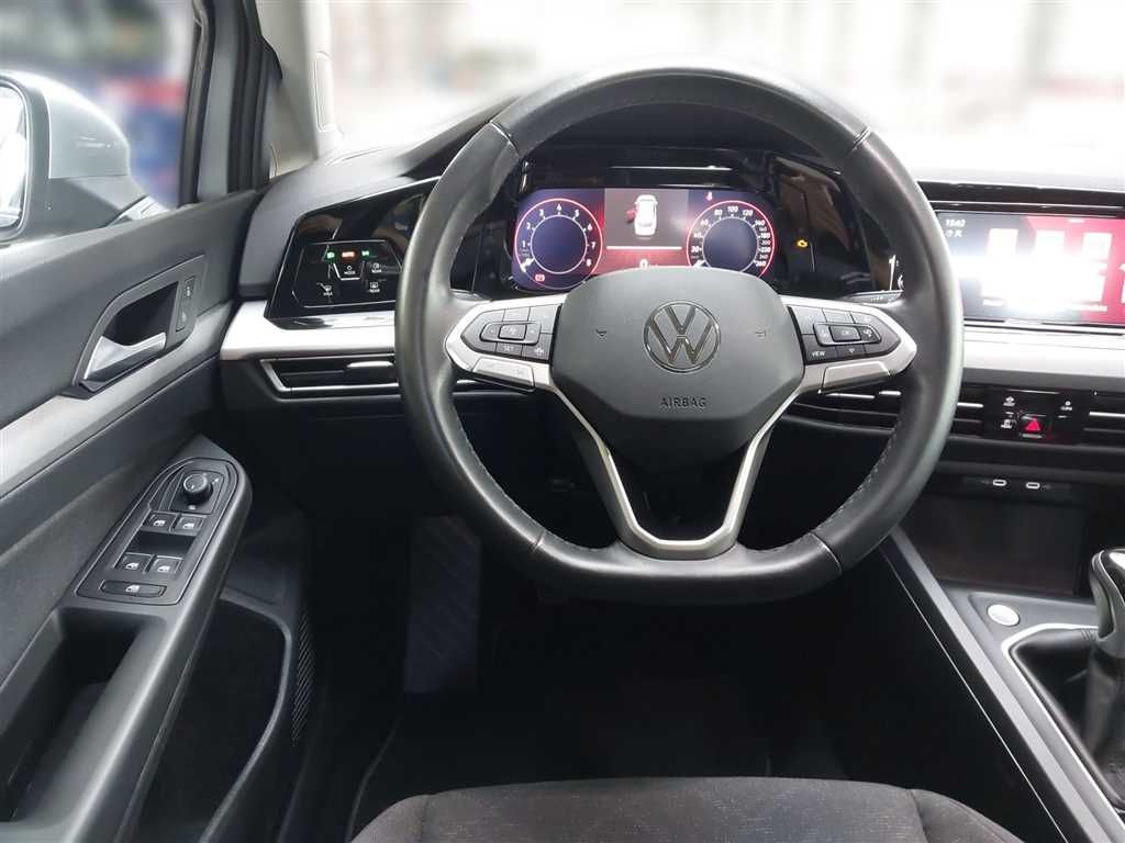 Volkswagen Golf 2024 г. Серебристый, пробег 27862 км