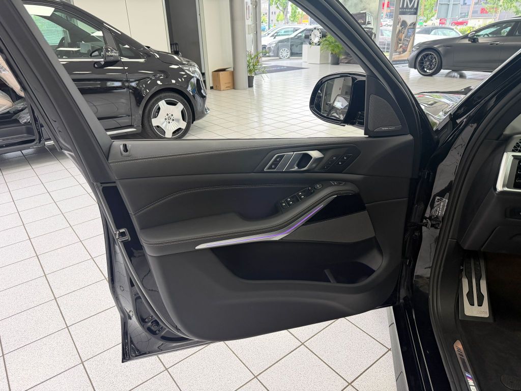 BMW X5 M60 2024 г. Чёрный, пробег 21000 км