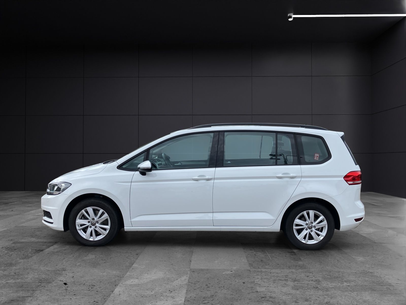 Volkswagen Touran 2023 г. Белый, пробег 19850 км