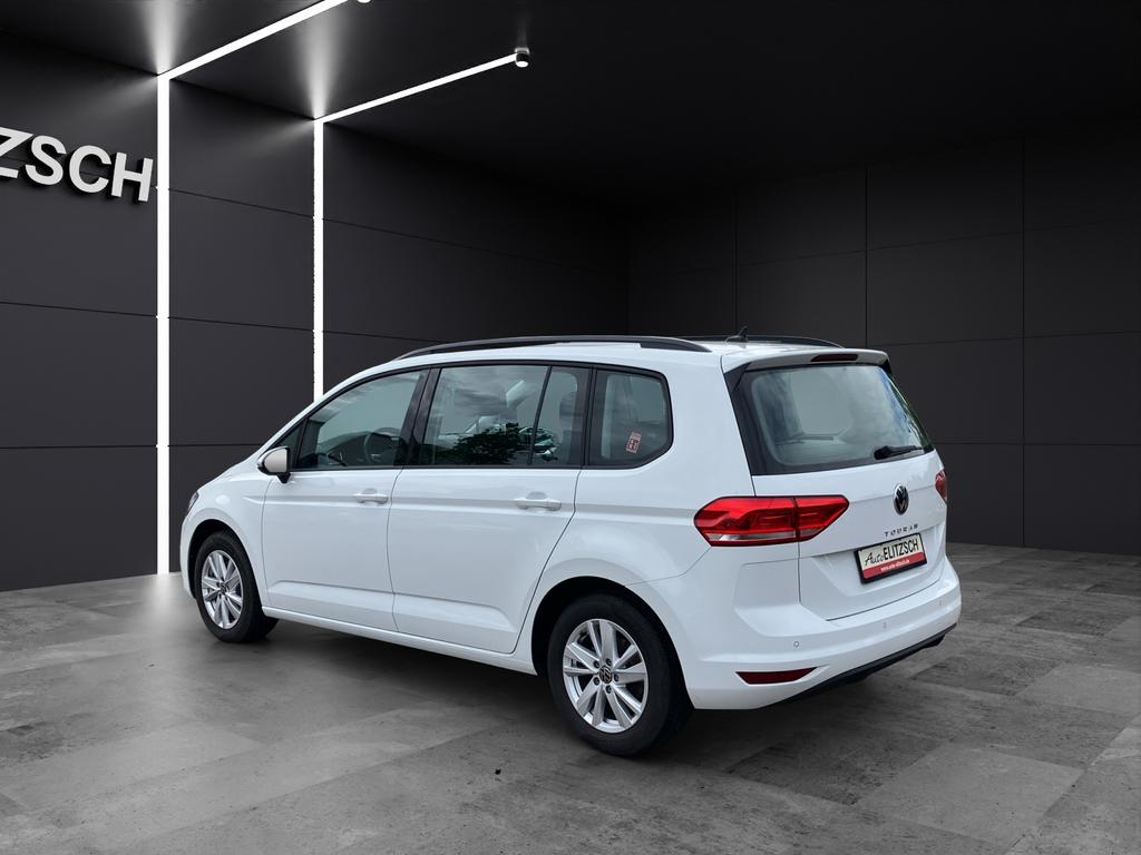 Volkswagen Touran 2023 г. Белый, пробег 19850 км