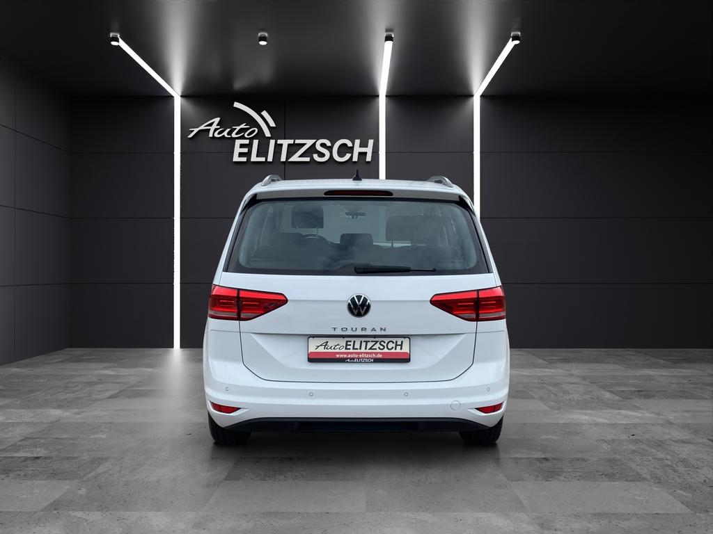 Volkswagen Touran 2023 г. Белый, пробег 19850 км
