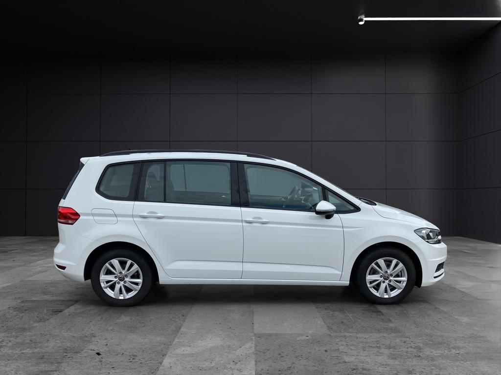 Volkswagen Touran 2023 г. Белый, пробег 19850 км