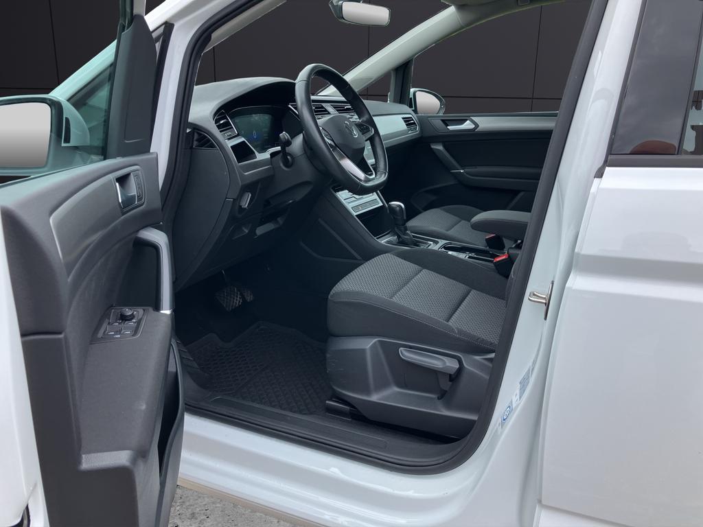 Volkswagen Touran 2023 г. Белый, пробег 19850 км
