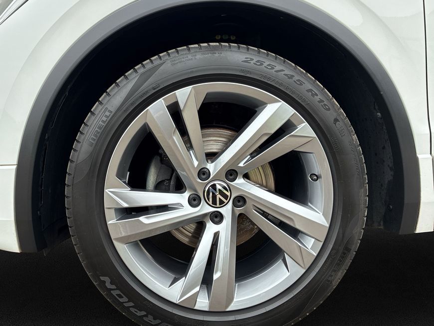 Volkswagen Tiguan 2022 г. Белый, пробег 42400 км