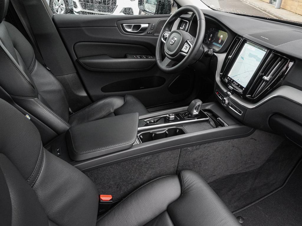 Volvo XC60 2023 г. Чёрный, пробег 49458 км