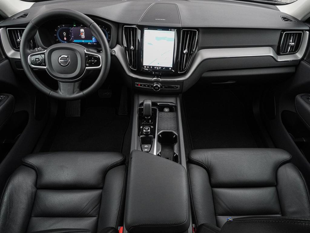 Volvo XC60 2023 г. Чёрный, пробег 49458 км
