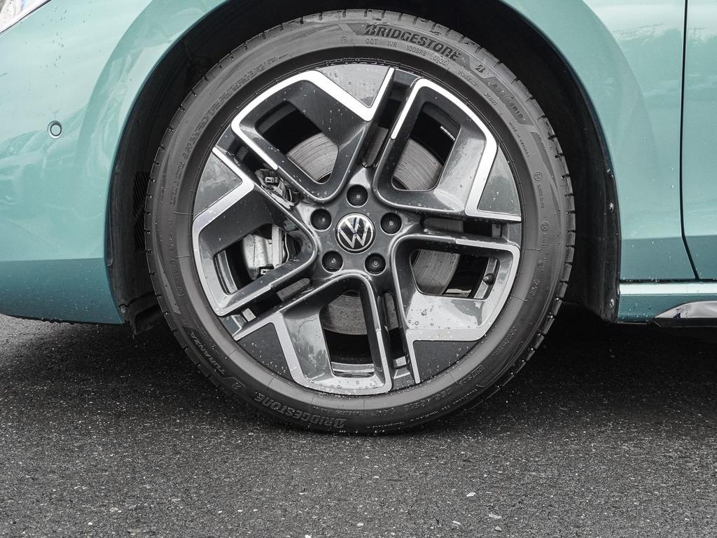 Volkswagen Passat 2025 г. Зелёный, пробег 10230 км