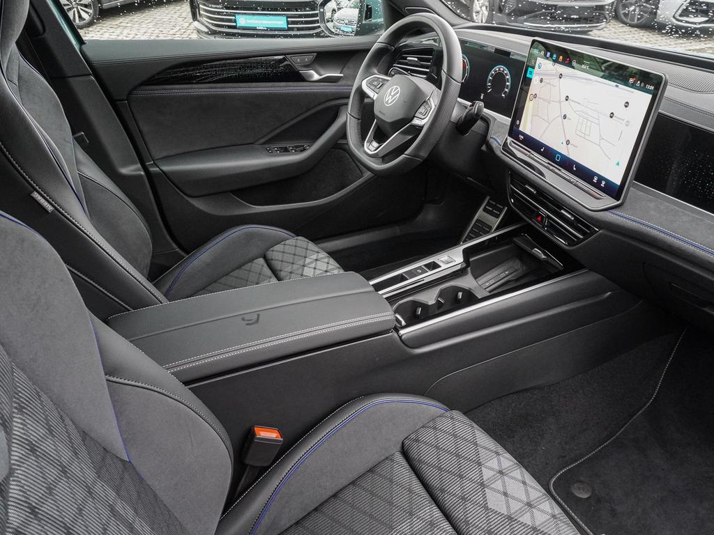 Volkswagen Passat 2025 г. Зелёный, пробег 10230 км