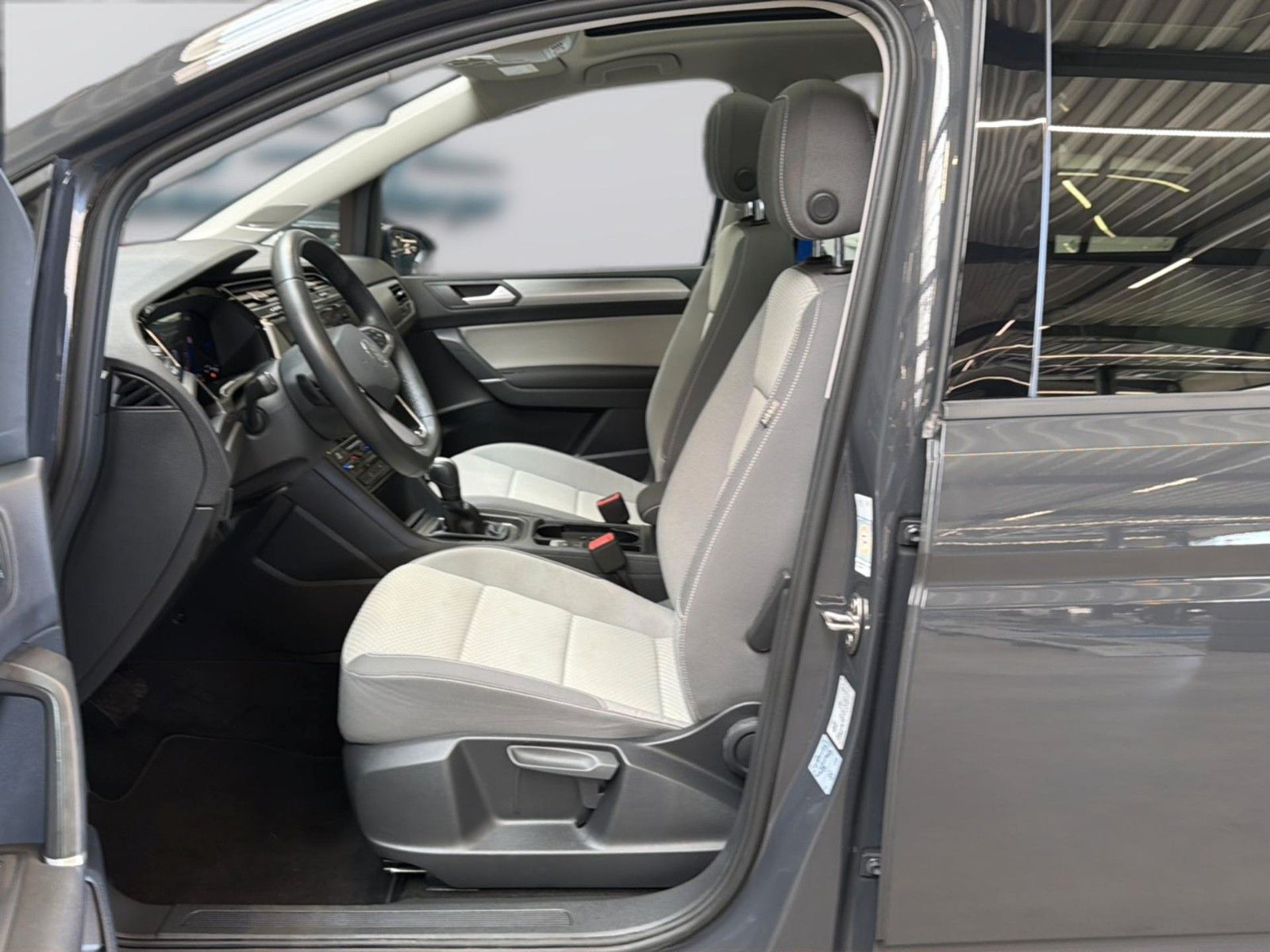 Volkswagen Touran 2024 г. Серый, пробег 39400 км