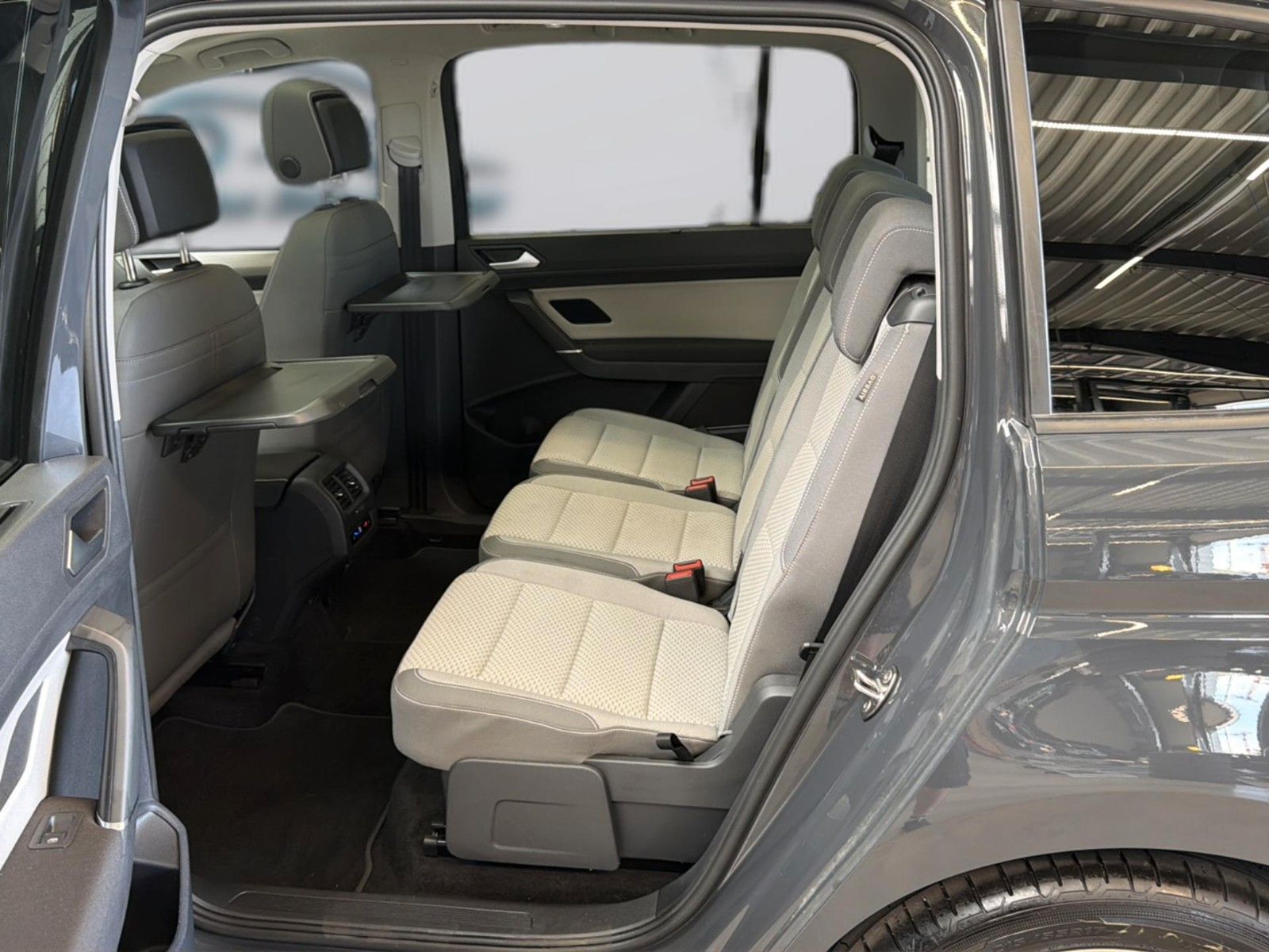Volkswagen Touran 2024 г. Серый, пробег 39400 км