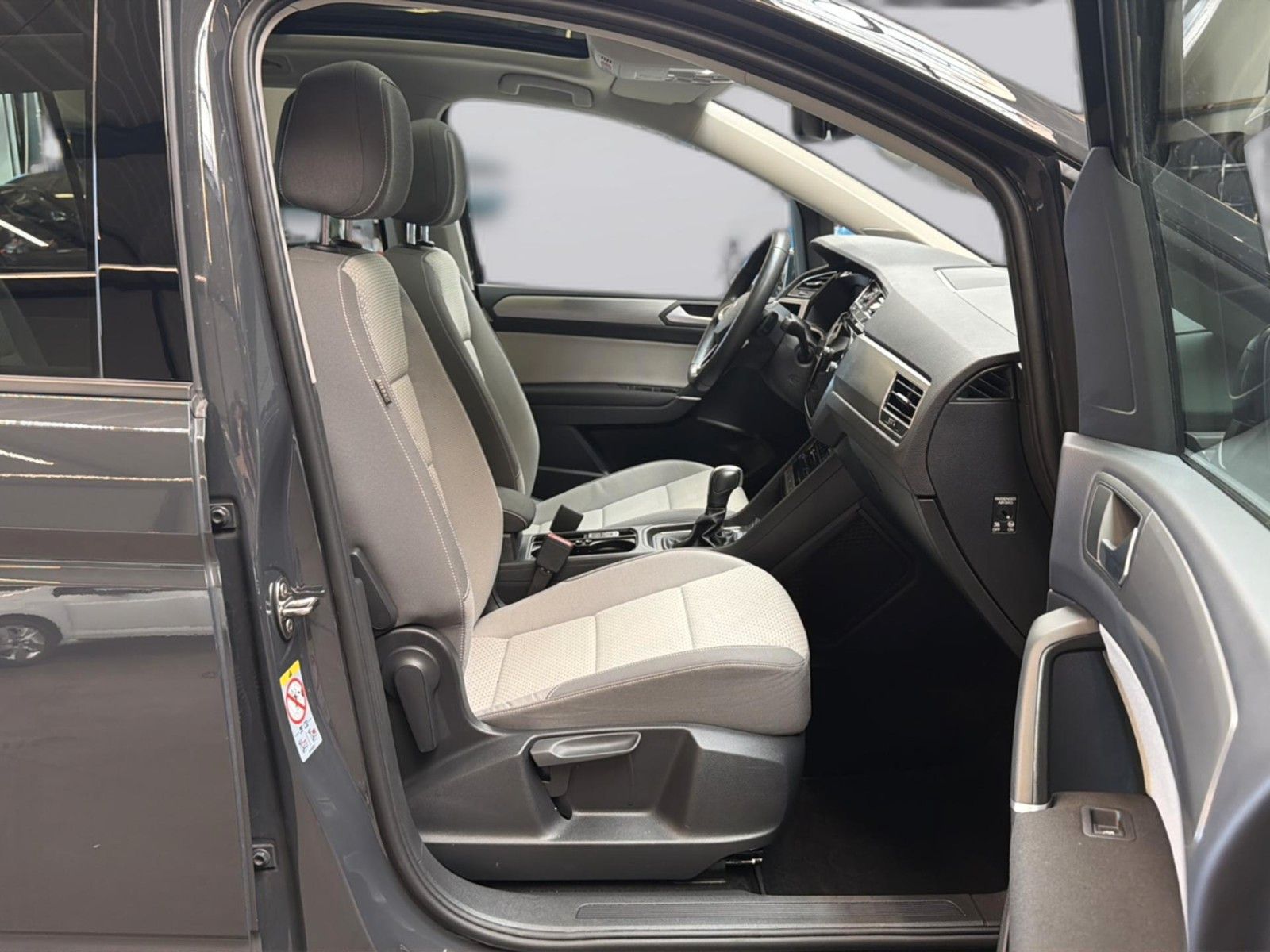 Volkswagen Touran 2024 г. Серый, пробег 39400 км