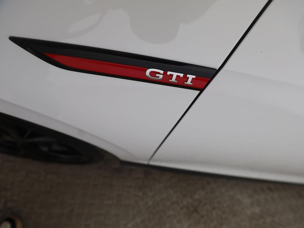 Volkswagen Golf 2024 г. Белый, пробег 25274 км