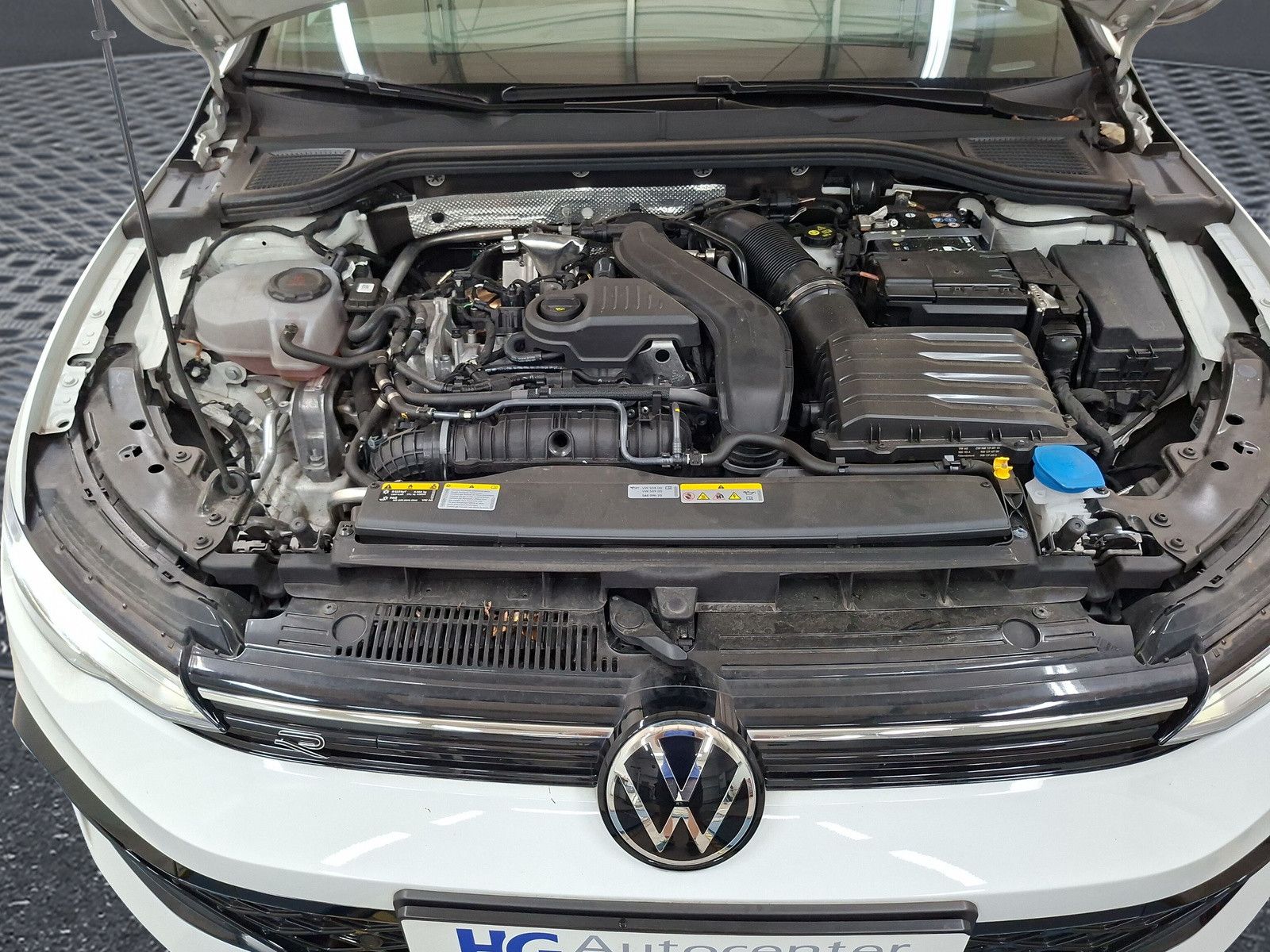 Volkswagen Golf 2025 г. Белый, пробег 29000 км