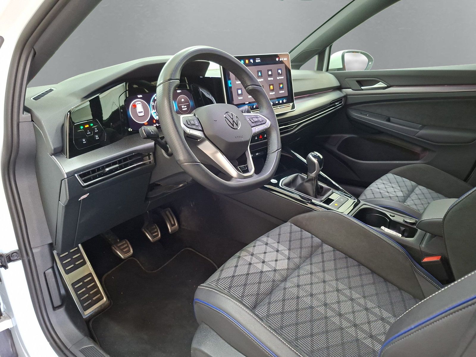 Volkswagen Golf 2025 г. Белый, пробег 29000 км