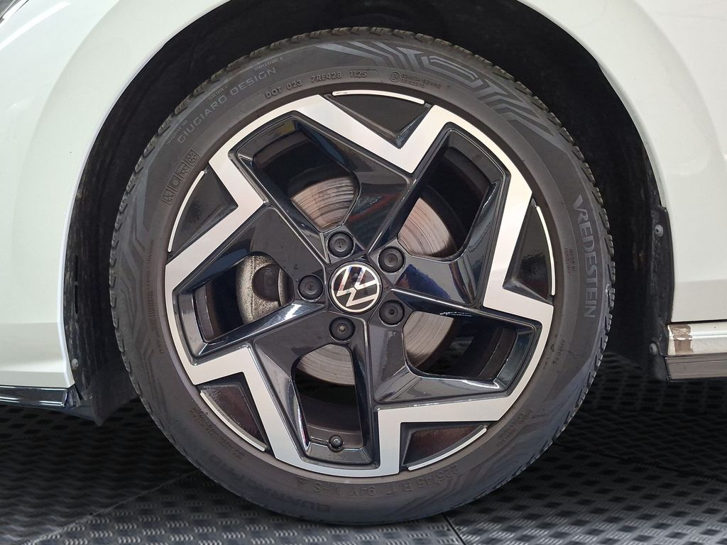 Volkswagen Golf 2025 г. Белый, пробег 29000 км