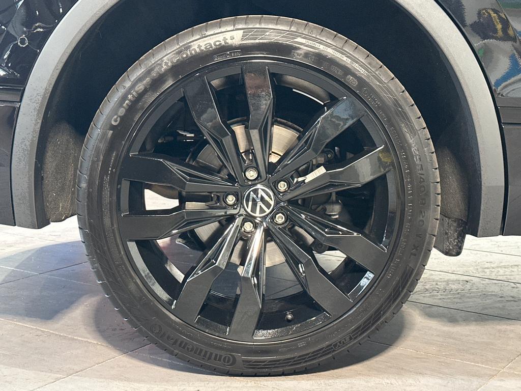Volkswagen Tiguan 2023 г. Чёрный, пробег 14750 км