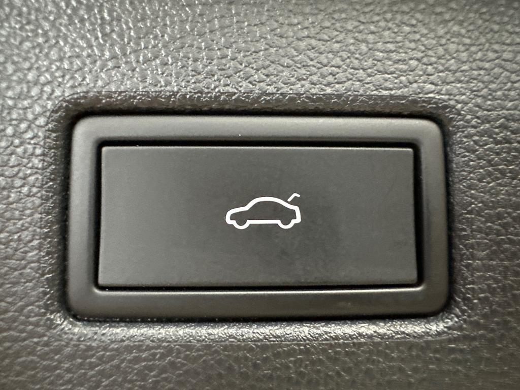 Volkswagen Tiguan 2023 г. Чёрный, пробег 14750 км