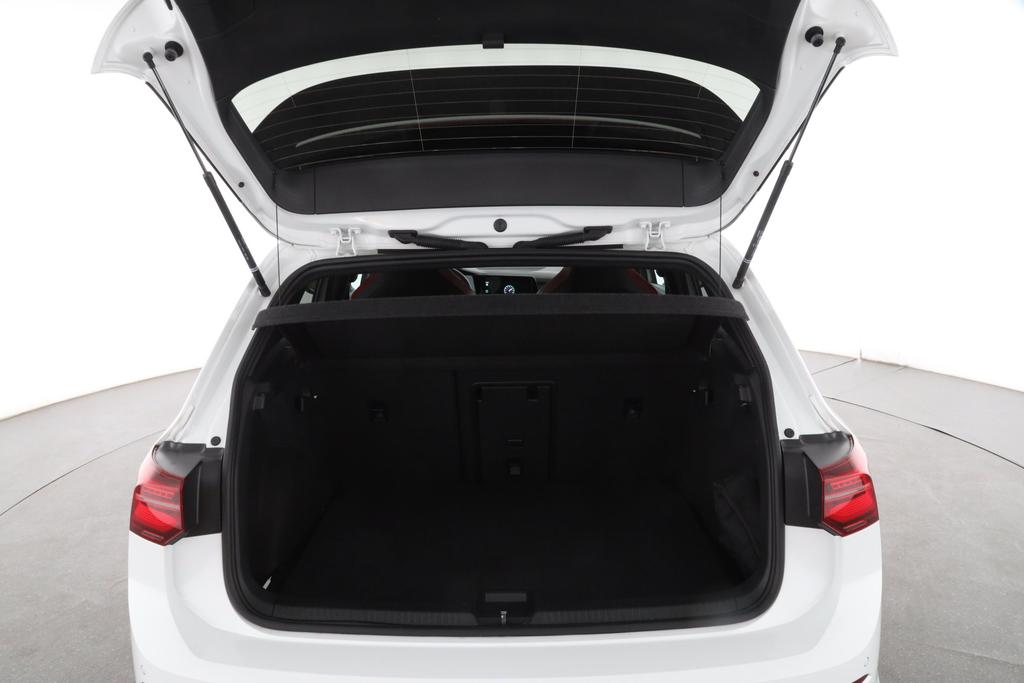 Volkswagen Golf 2023 г. Белый, пробег 51648 км