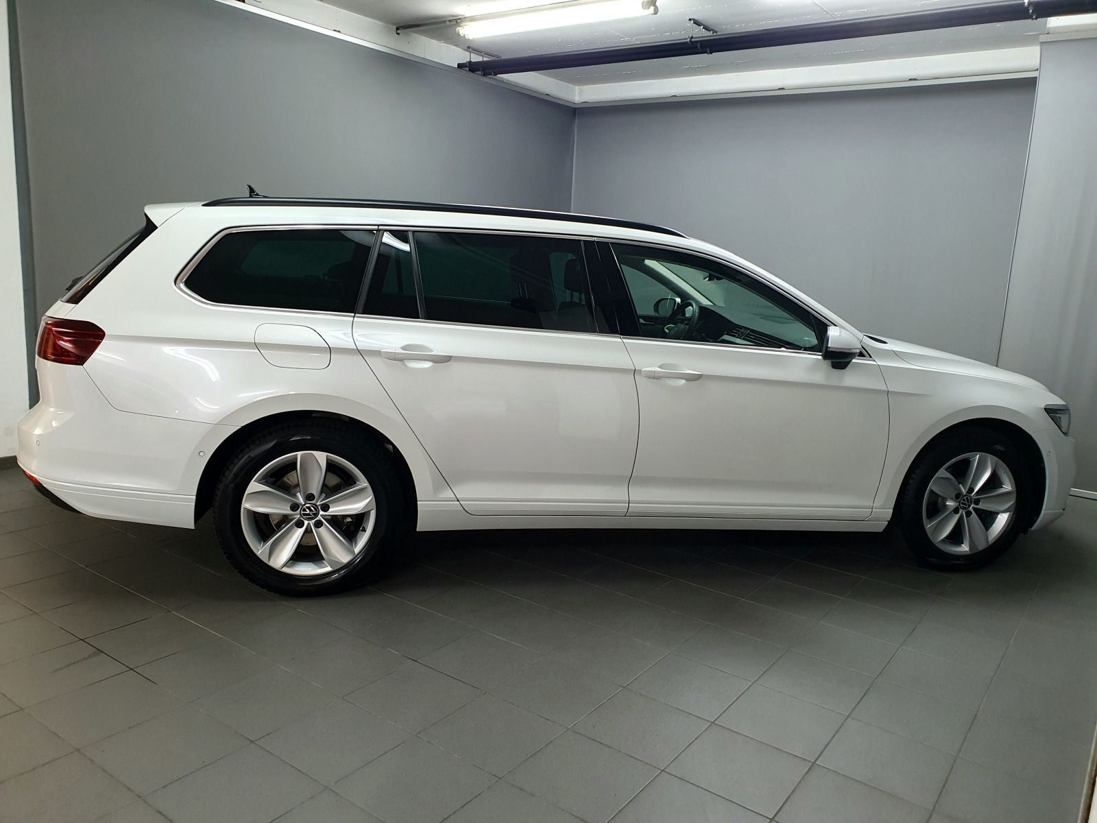 Volkswagen PASSAT VARIANT 2022 г. Белый, пробег 54170 км