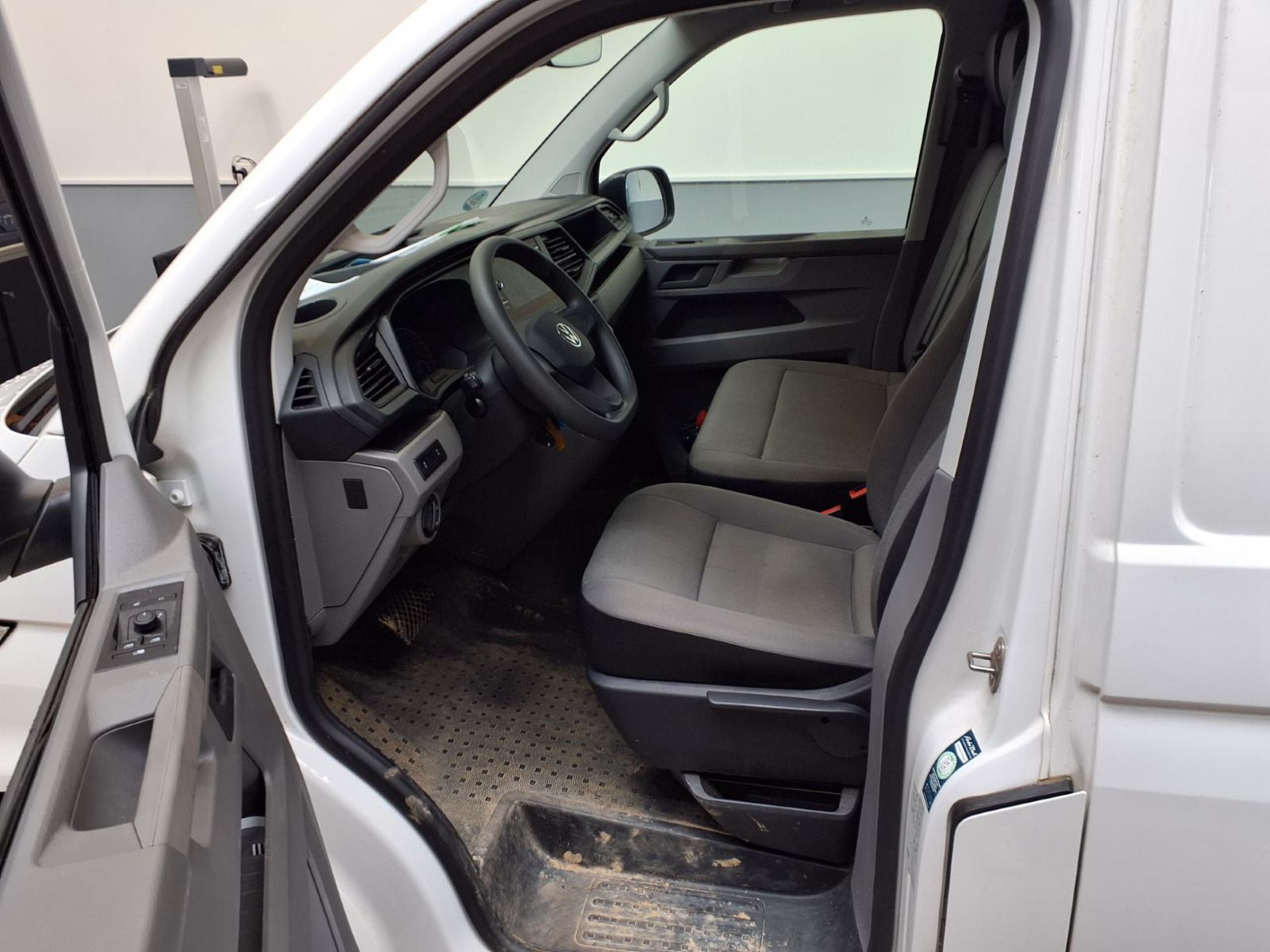Volkswagen T6 TRANSPORTER 2023 г. Белый, пробег 26070 км