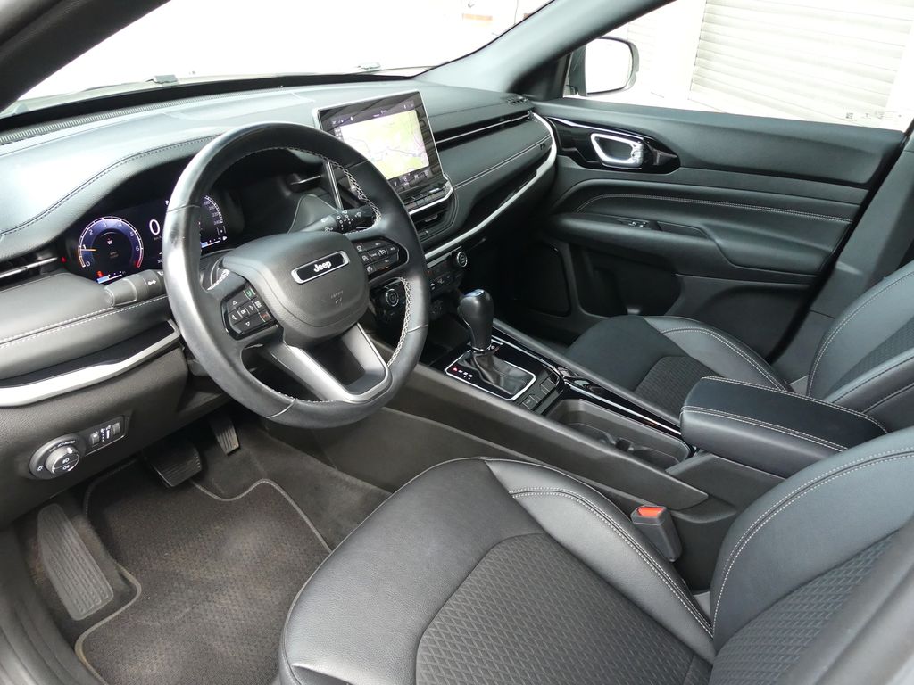 Jeep Compass 2022 г. Белый, пробег 35700 км