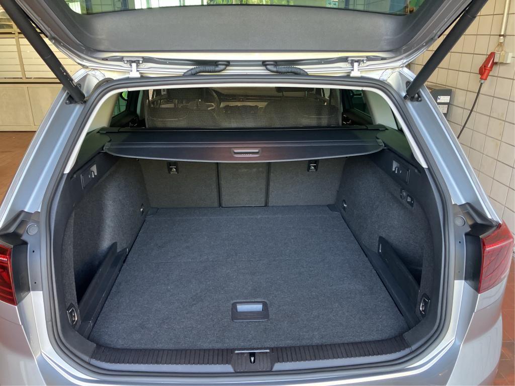 Volkswagen PASSAT VARIANT 2023 г. Серебристый, пробег 56000 км
