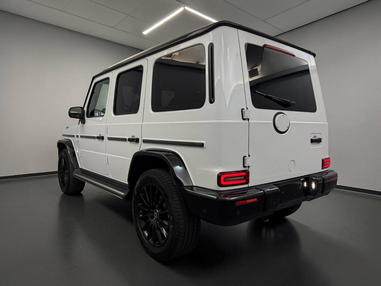 Mercedes-Benz G 500 2023 г. Белый, пробег 45000 км