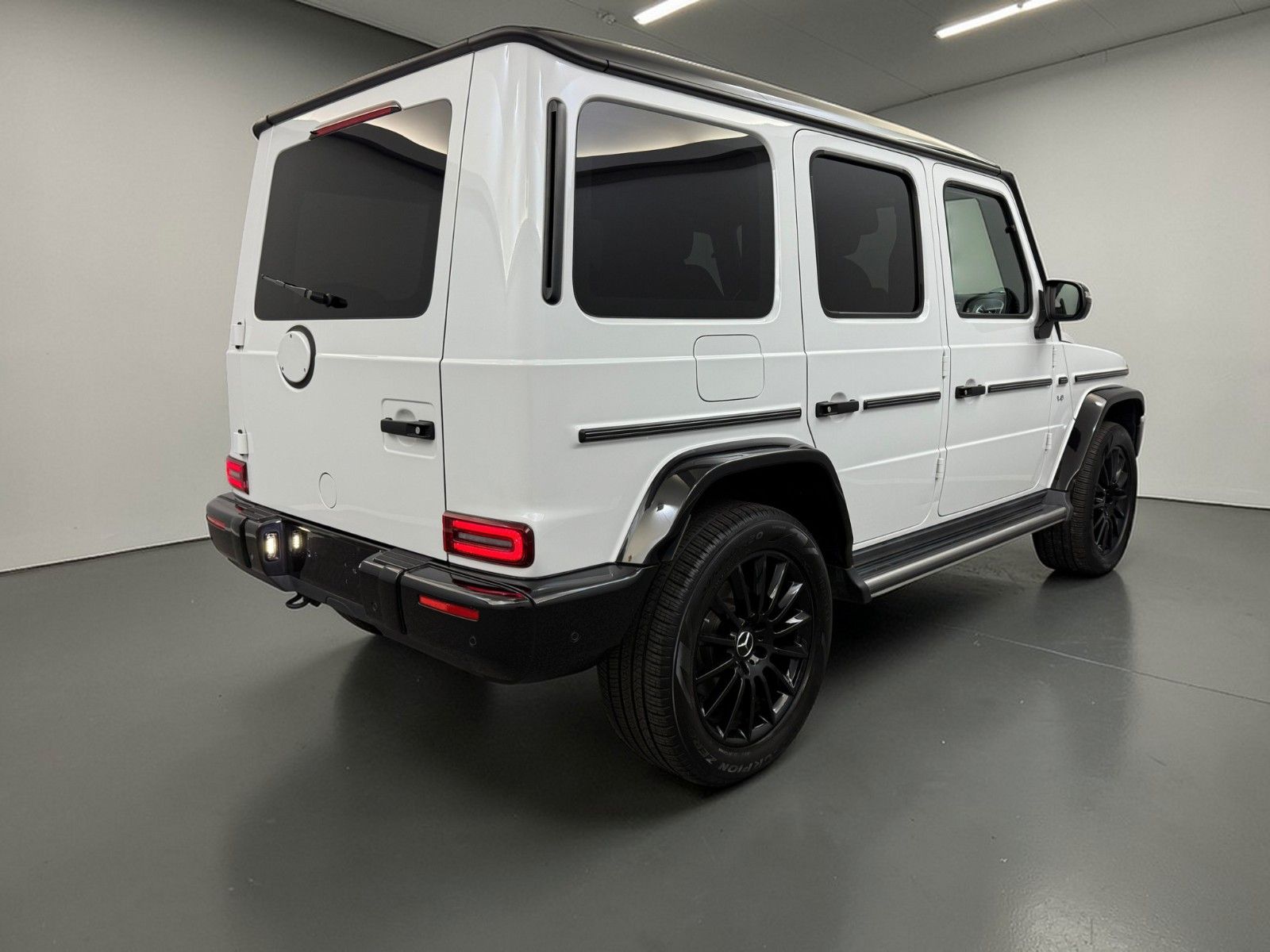 Mercedes-Benz G 500 2023 г. Белый, пробег 45000 км