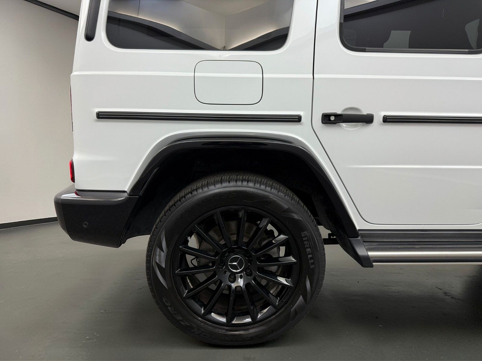 Mercedes-Benz G 500 2023 г. Белый, пробег 45000 км