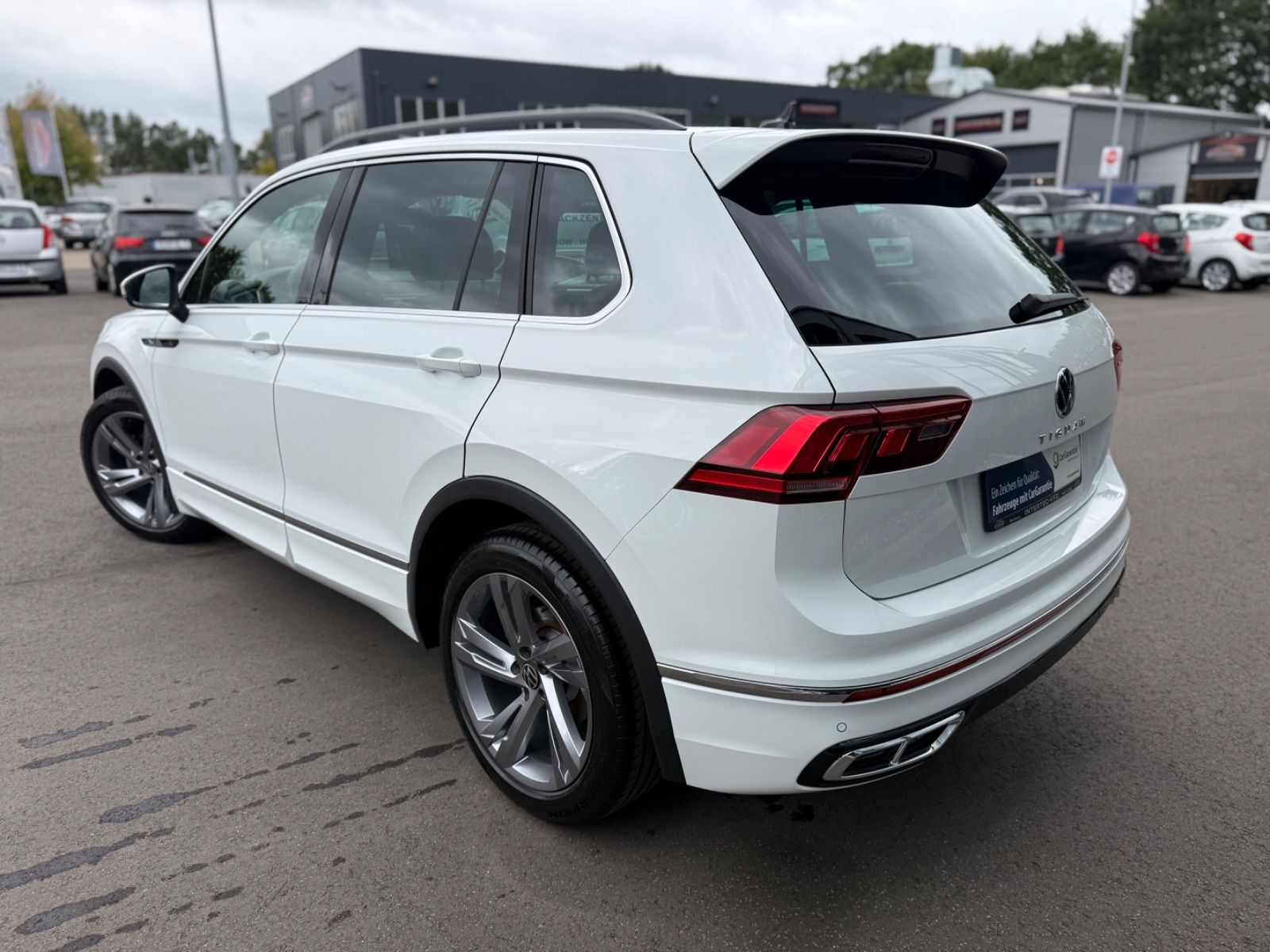 Volkswagen Tiguan 2023 г. Белый, пробег 35000 км