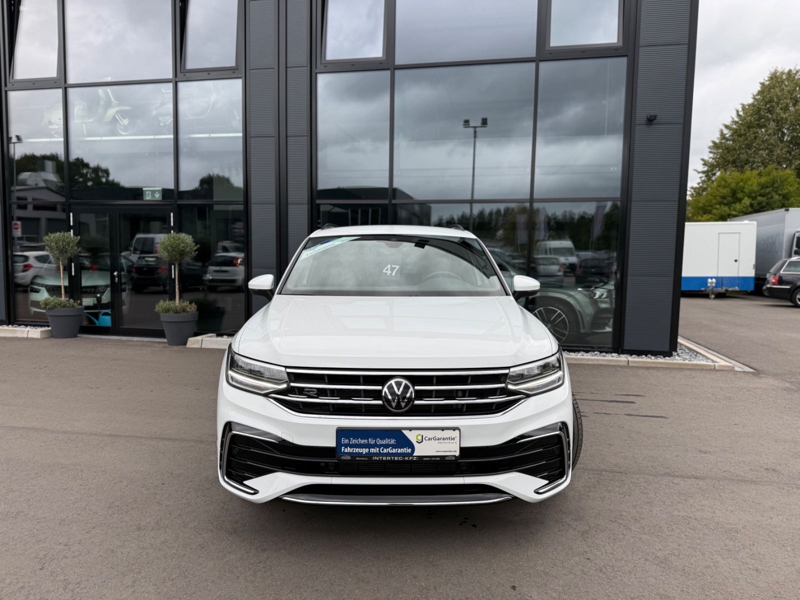 Volkswagen Tiguan 2023 г. Белый, пробег 35000 км